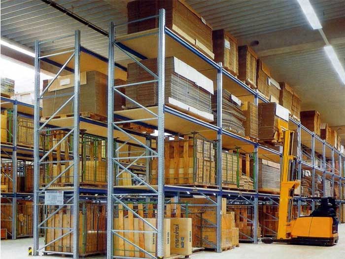 What are the characteristics and advantages of heavy storage shelves