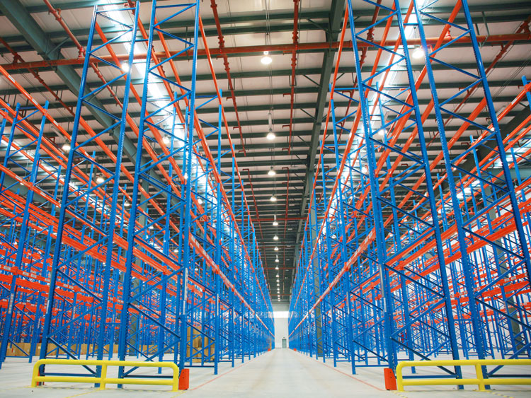 How many aisles do storage racks need to reserve when choosing a manual forklift?