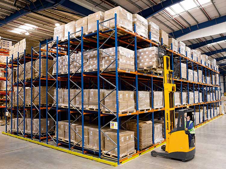 What type of warehouse rack is suitable for storing large quantities of goods?
