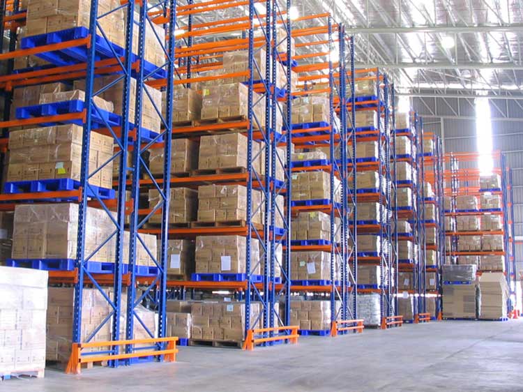 Which is more advantageous, narrow aisle racking or pallet racking?