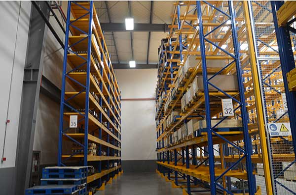 Storage shelf suitable for cold chain logistics