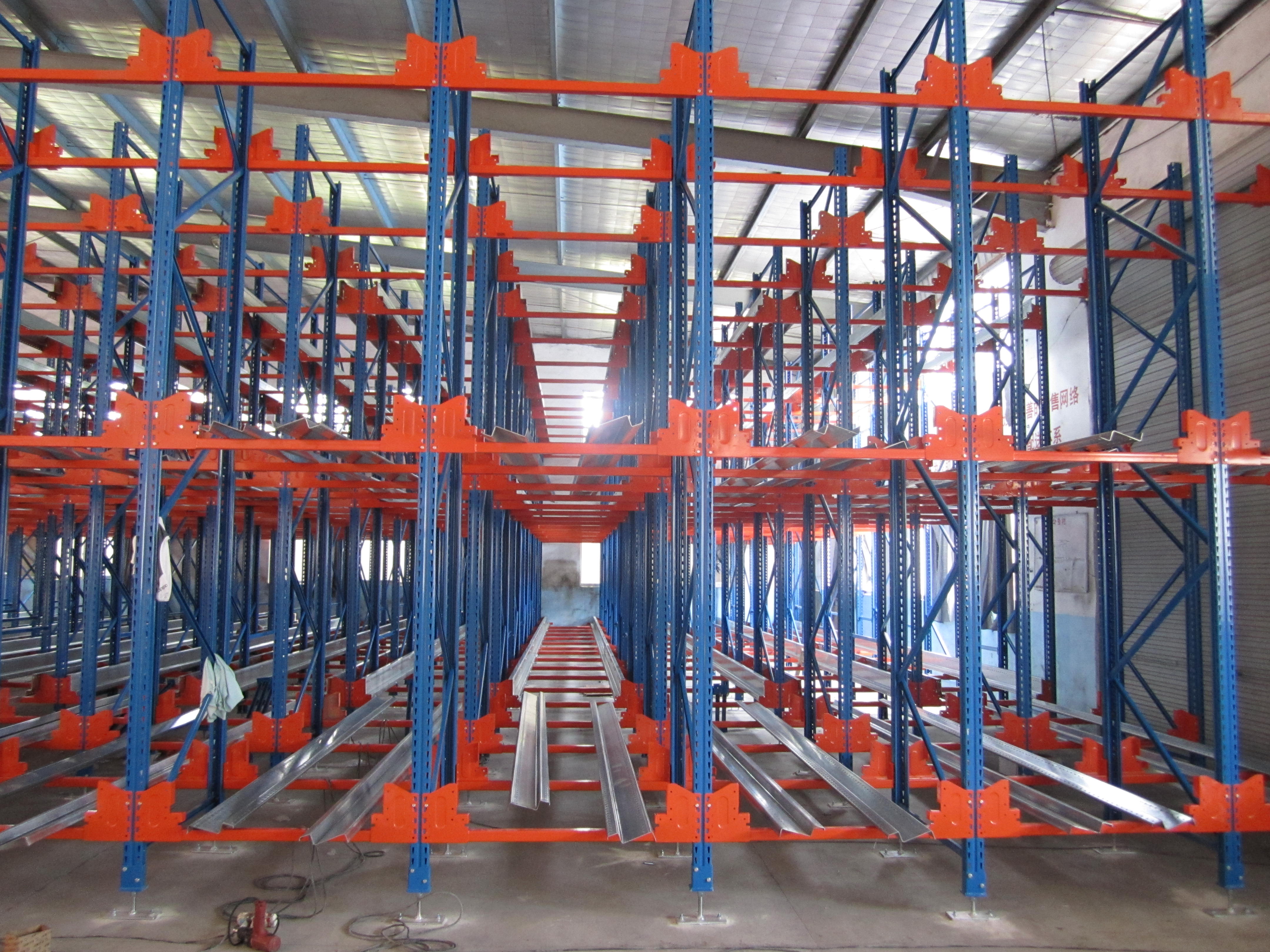 Mezzanine floor versus radio shuttle racking, which is better? (Comparing differences and advantages)