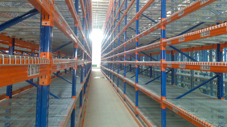 Does wire mesh decking need to be fixed to the rack